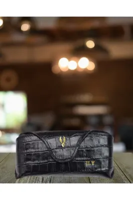 VİSSO 888 Kişiye Özel İsim Baskılı Hakiki Dana Derisi İçi Kadife Çıtçıtlı Kilit Kapak Hakiki Deri Gözlük Kılıfı - Çanta Unisex SİYAH CROCO RENK
