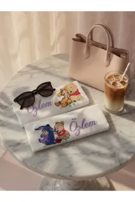 the chanta Ayıcık Pooh Nakışlı Kişiye Özel İsimli Gözlük Kılıfı