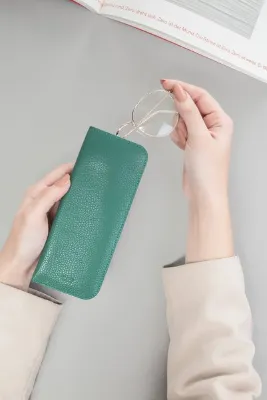 Leather Paper Zümrüt Yeşil Deri Gözlük Kılıfı