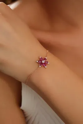 Bilsen Store Tamamı 925 Ayar Gümüş Zincirli Rose Kaplama Kırmızı Yakut Taşlı Kamelya Lotus Çiçeği Bileklik