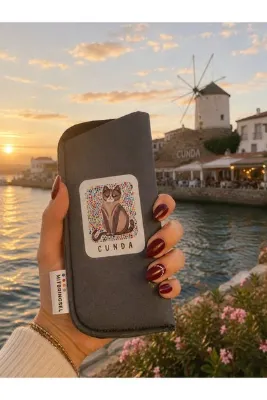 Mitbringsel Cunda Hatırası Kedili Gri Neopren Gözlük Kılıfı | Hediyelik ve Koruyucu Tasarım