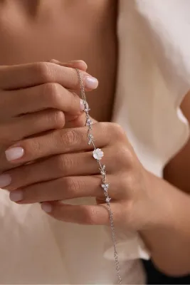 Nereze 925 Ayar Gümüş Rodyum Kaplama Tria Taşlı Sevginin Zarafeti Manolya Çiçeği Bileklik