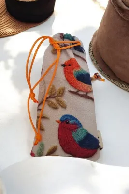 Pirene Bird Tale Bağcıklı Gözlük Kılıfı – El Yapımı Kumaş, Yumuşak Astarlı Koruyucu Kılıf