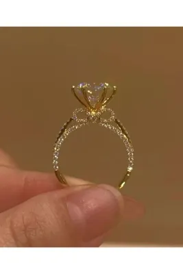 Store Işıltılı Spnsuzluk Tektaş Gümüş Yüzük ışıklı kutusunda