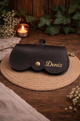 ATÖLYE ZÜMRA Kişiselleştirilmeli Asılabilir Gözlük Kılıfı Daire Model ( Siyah )